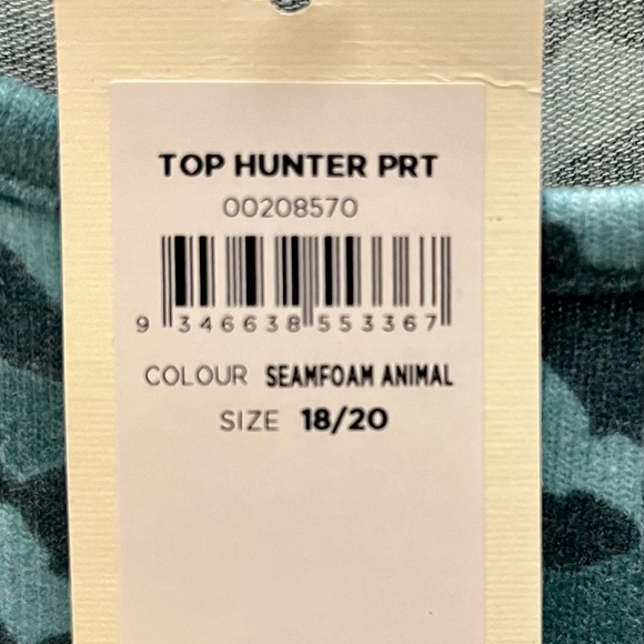 Avenue NWT hi-low top in green animal print, size 18/20 could easily fit 22/24. - Picture 7 of 9